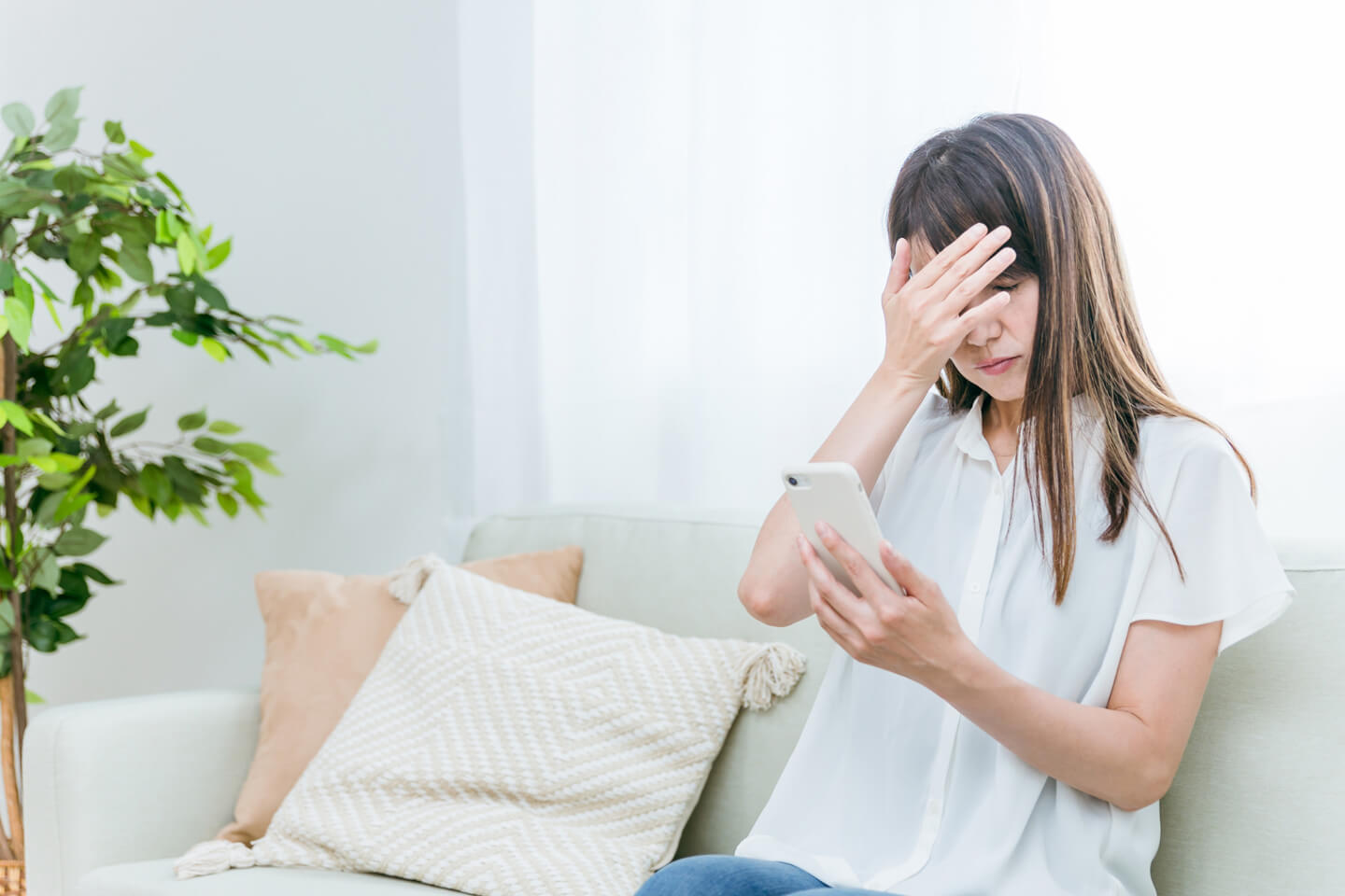 詐欺電話で落ち込むシニア女性